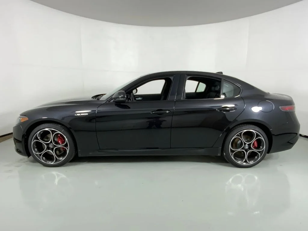 New 2026 Vulcano Black Metallic Exterior Paint Alfa Romeo Veloce image 9