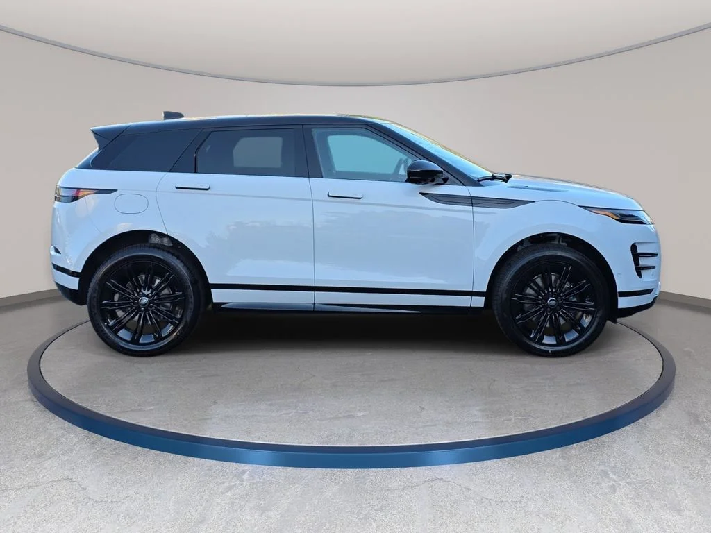 New 2026 Fuji White LAND ROVER Dynamic SE image 4