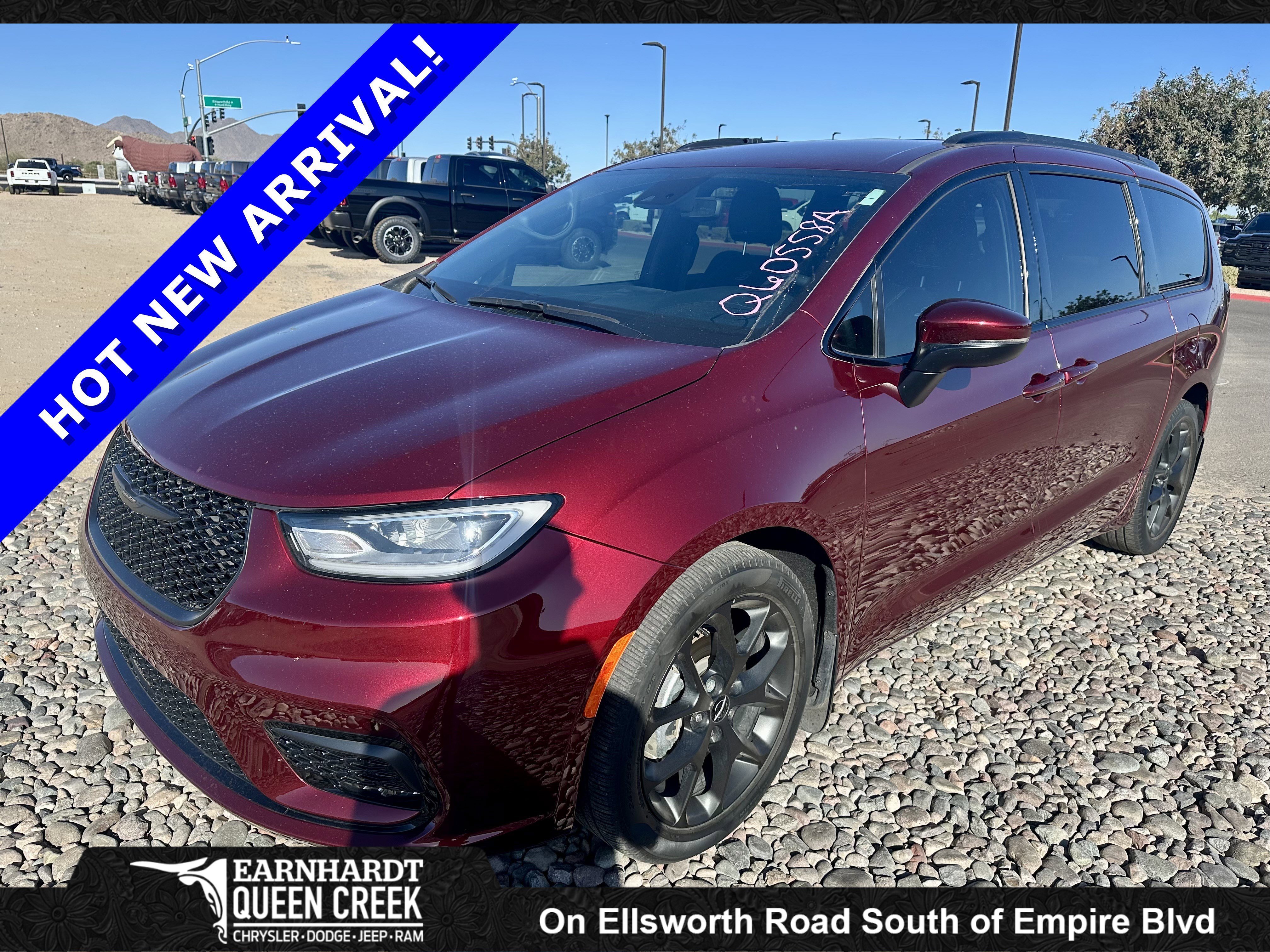 2023 Chrysler Pacifica Touring L's photo