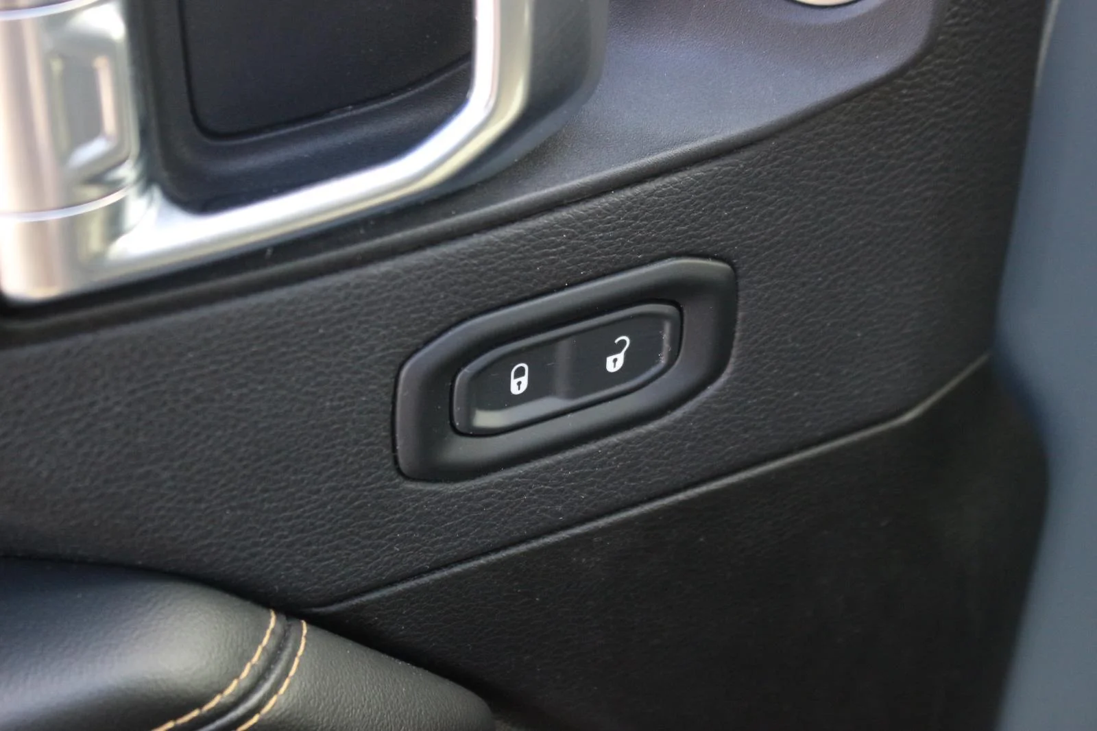 Used 2024 Grey Jeep Sahara image 13