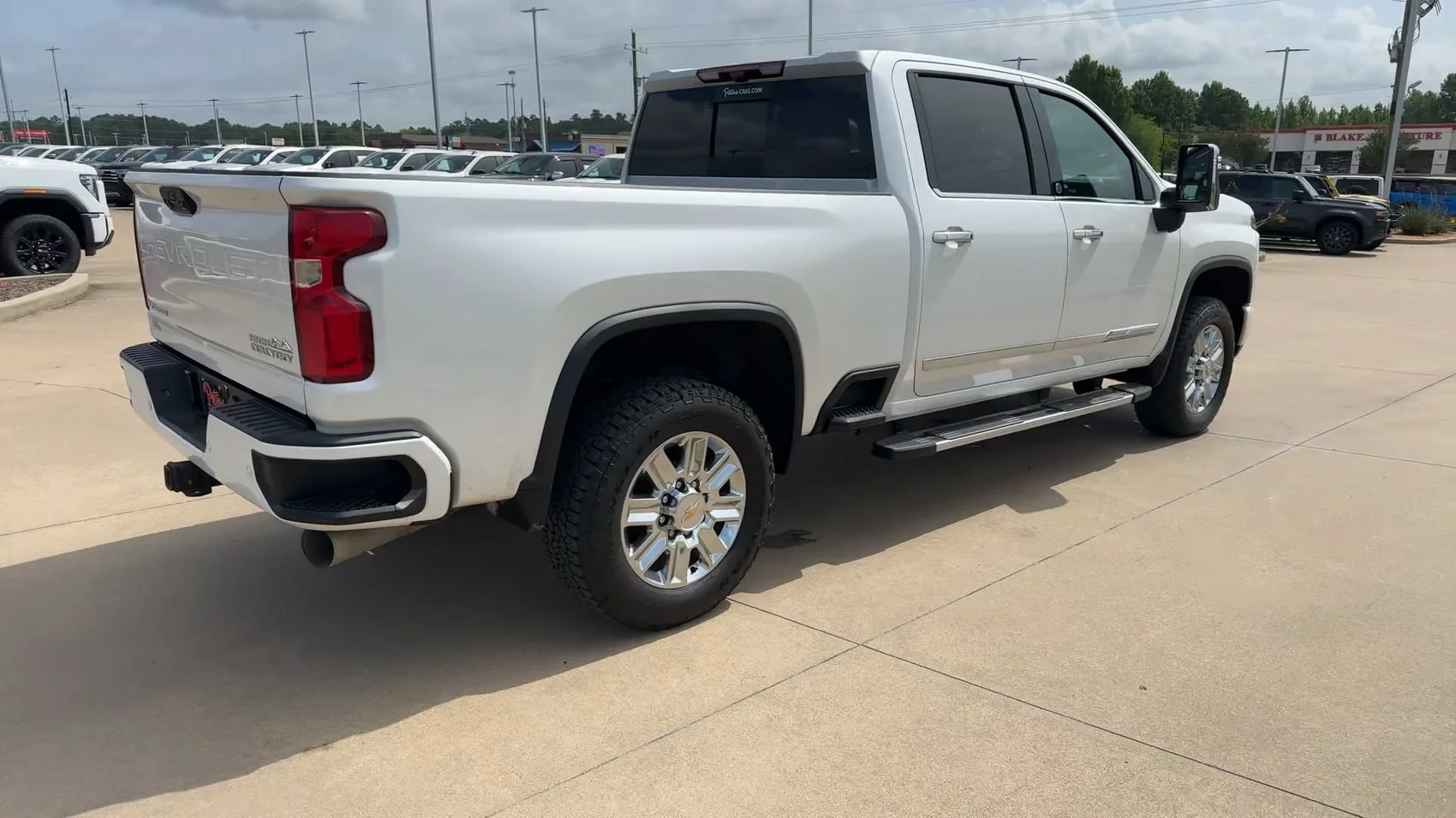 Used 2024 Pearl Chevrolet High Country image 7