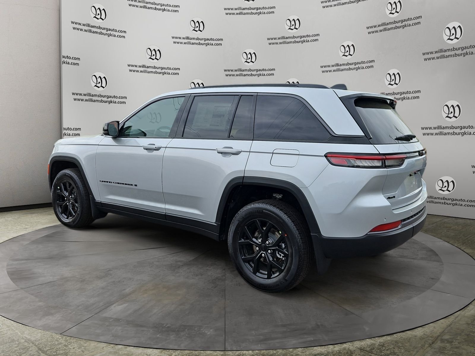 New 2026 Silver Zynith Exterior Paint Jeep Altitude image 3