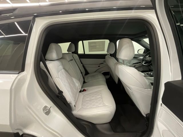 New 2026 Bright White Clear-Coat Exterior Paint Jeep Overland image 25