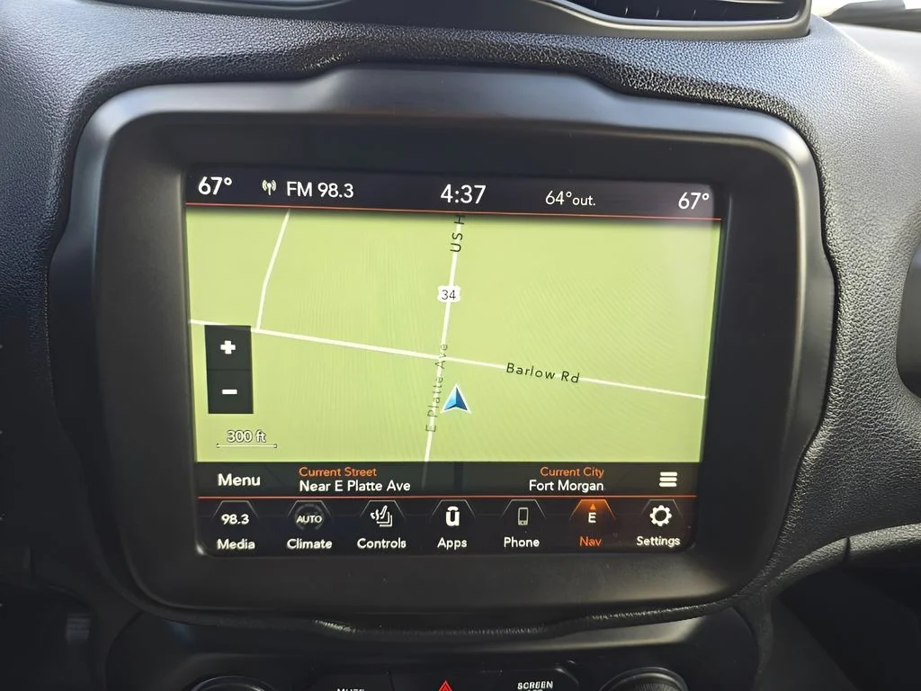 Used 2022  Jeep Latitude image 24