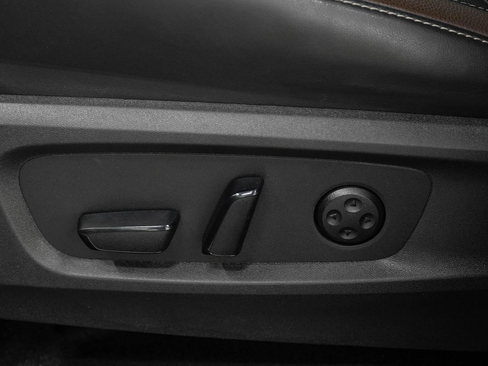 Used 2022 Deep Ocean Blue Pearl Nissan Platinum image 25