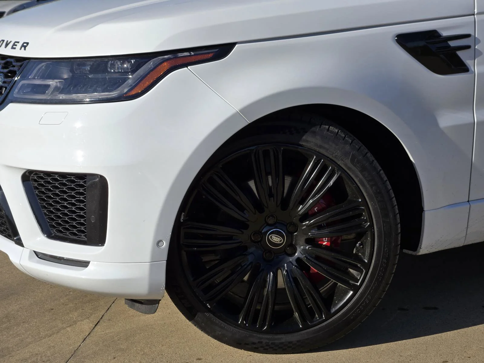 Used 2019 Fuji White Land Rover Dynamic image 7