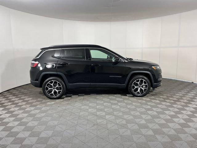 New 2026 Diamond Black Crystal Pearl-Coat Exterior Paint Jeep Limited image 33