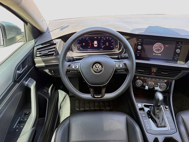 Used 2021 Pyrite Silver Metallic Volkswagen SEL image 17