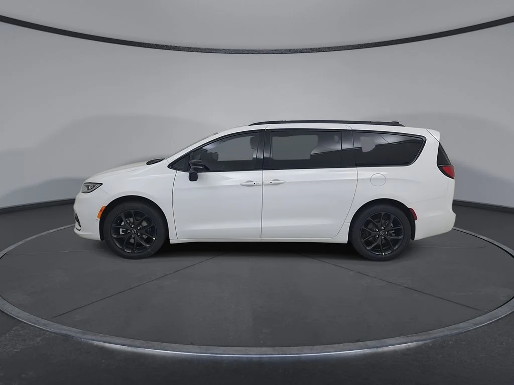 New 2026 Bright White Clear-Coat Exterior Paint Chrysler Limited image 9