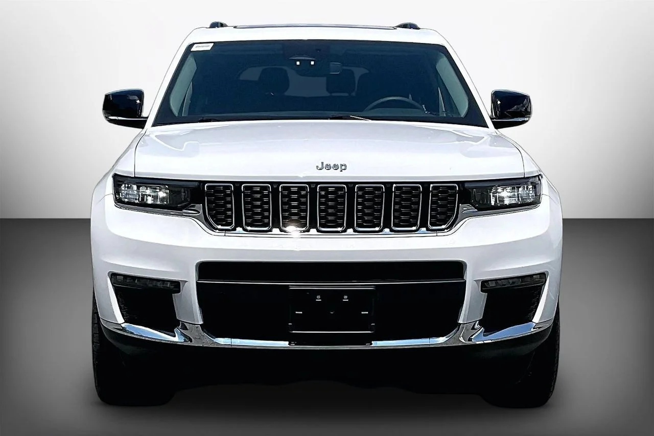 Used 2023 White Jeep Limited image 3