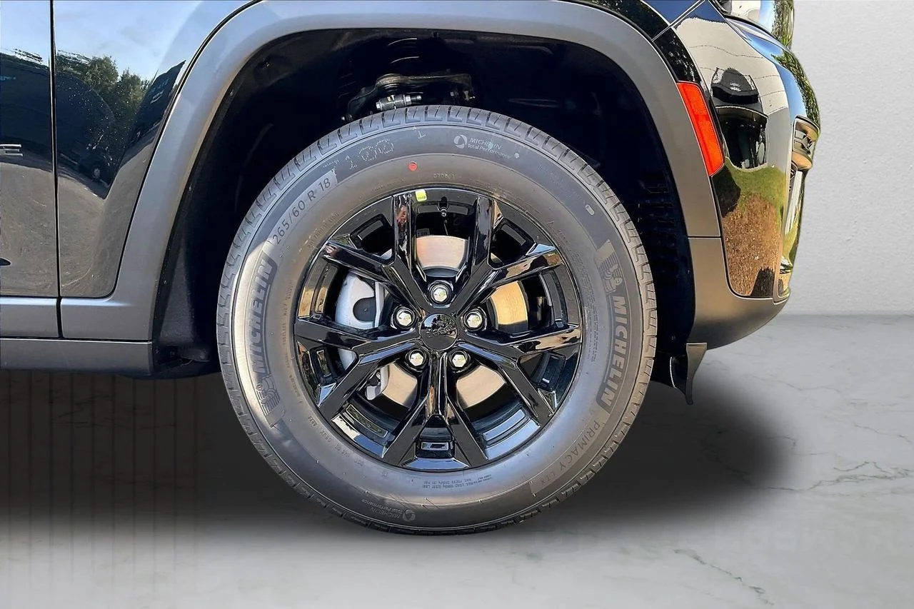 New 2026 Diamond Black Crystal Pearlcoat Jeep Altitude image 29