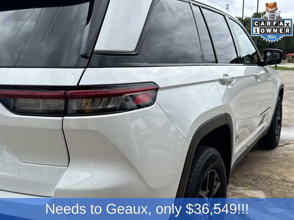 Used 2025 White Jeep Altitude image 18