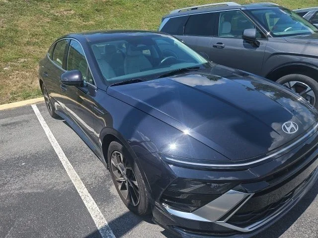Used 2024 Blue Hyundai SEL image 2