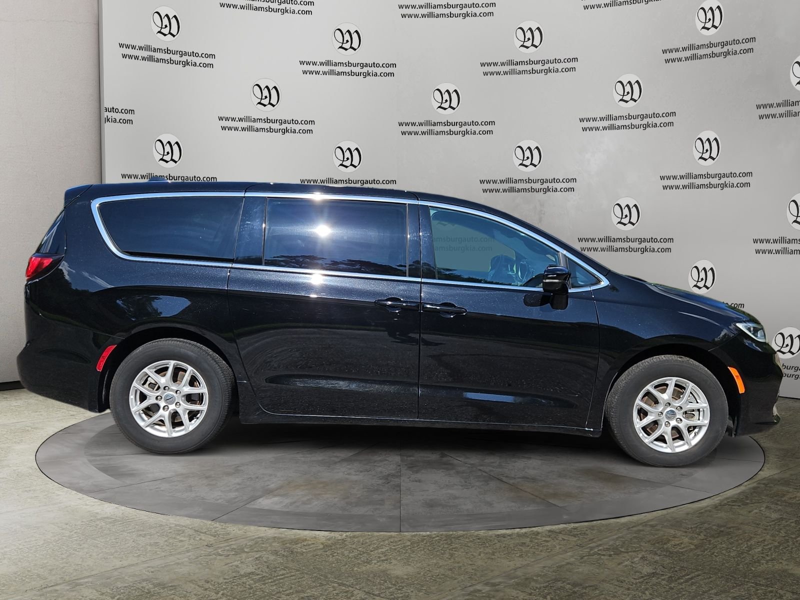 Used 2025 Black Chrysler Select image 6