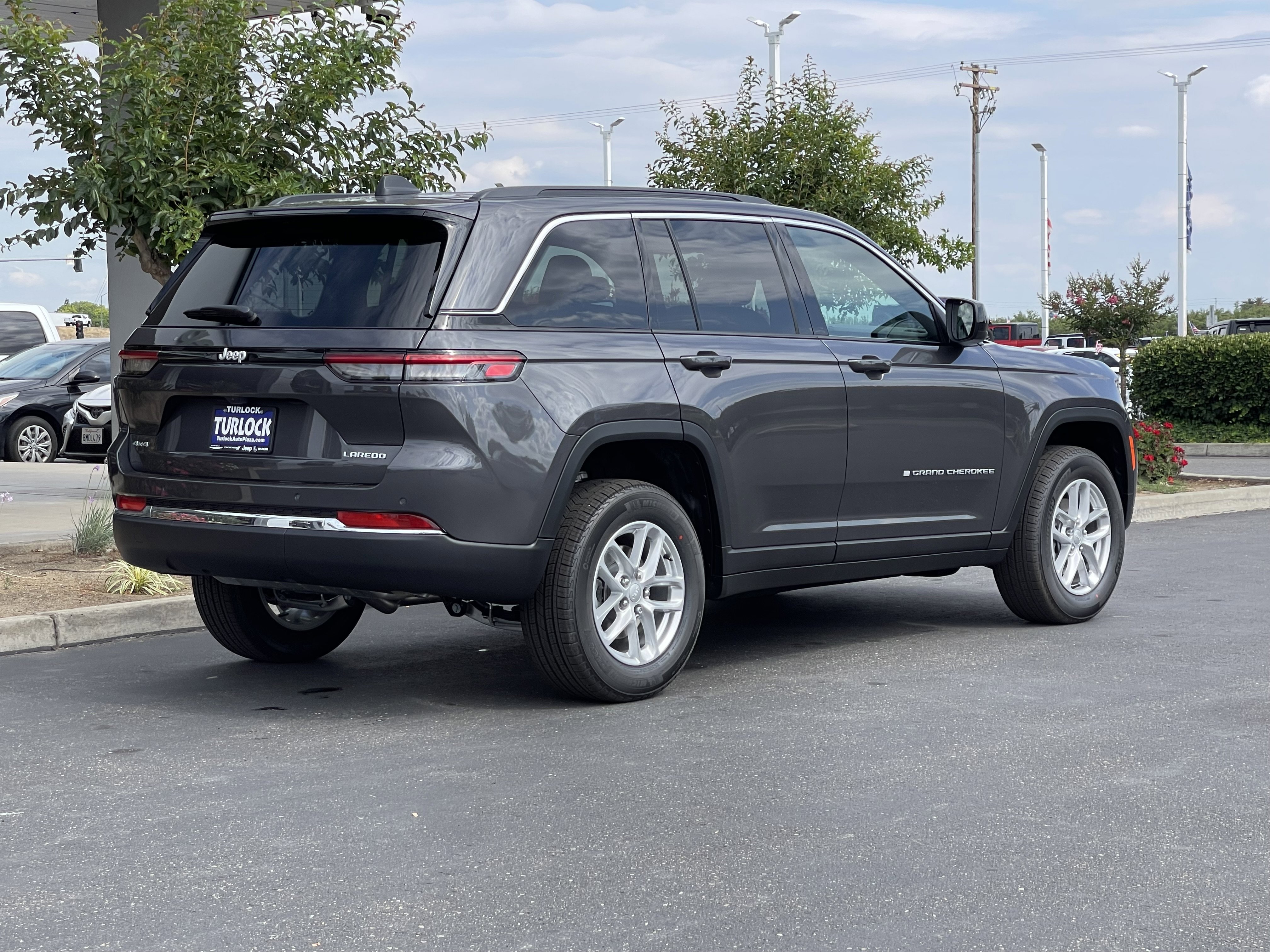 New 2026 Baltic Gray Metallic Clear-Coat Exterior Paint Jeep Laredo image 7