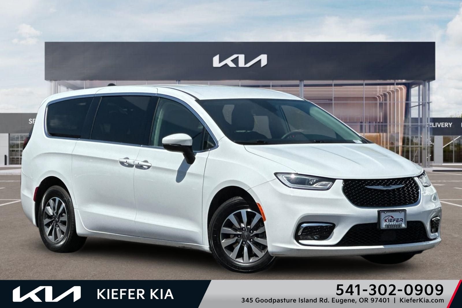 2023 Chrysler Pacifica Hybrid Touring L Hybrid's photo