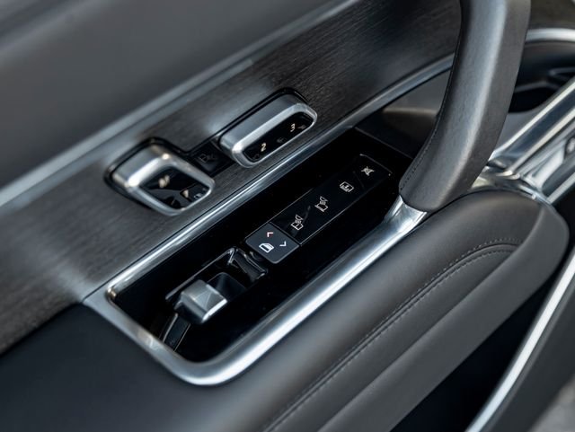Used 2024 Santorini Black Metallic Land Rover SE image 13