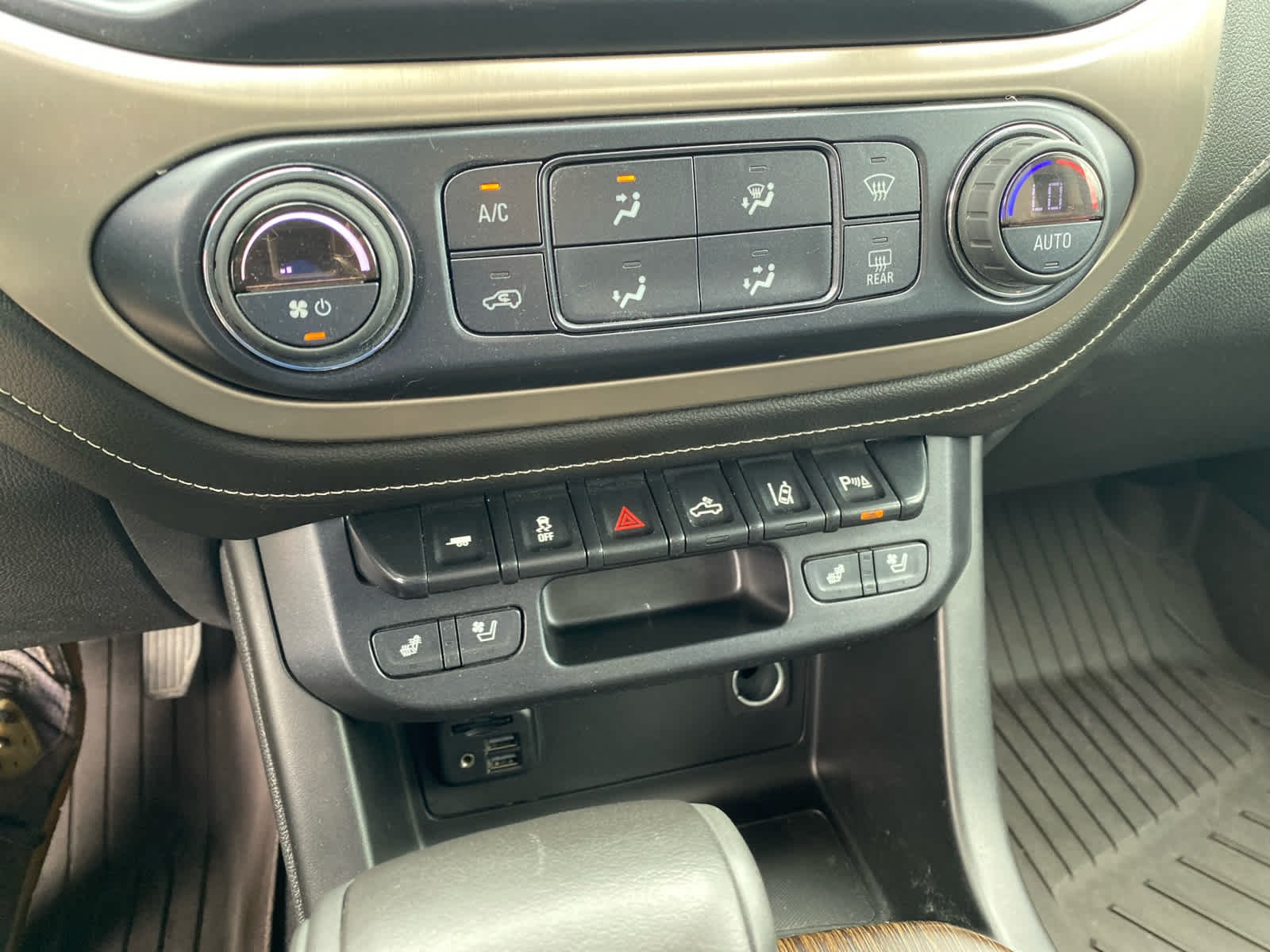 Used 2019 SATIN STEEL METALLIC GMC 4WD Denali image 16