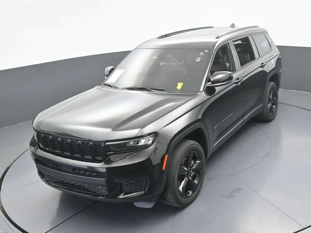 Used 2023 Diamond Black Crystal Pearlcoat Jeep Altitude image 42