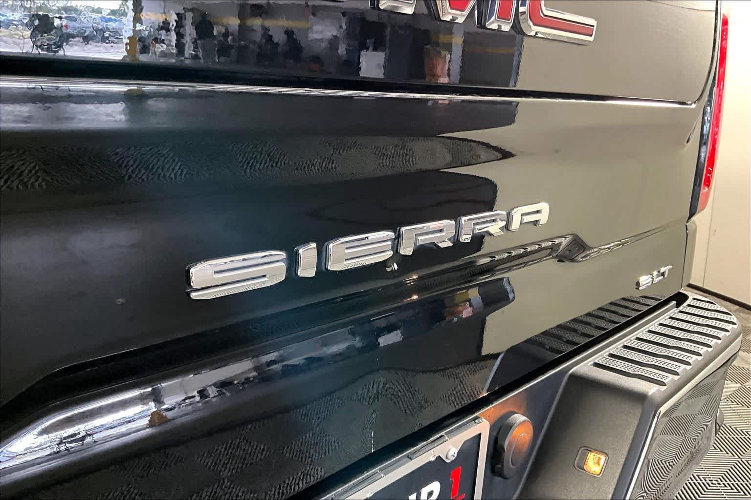Used 2023 Onyx Black GMC SLT image 30