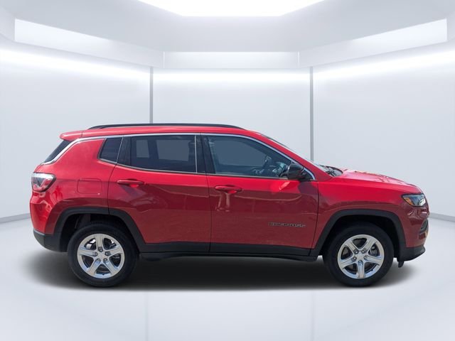 Used 2024  Jeep Latitude image 2
