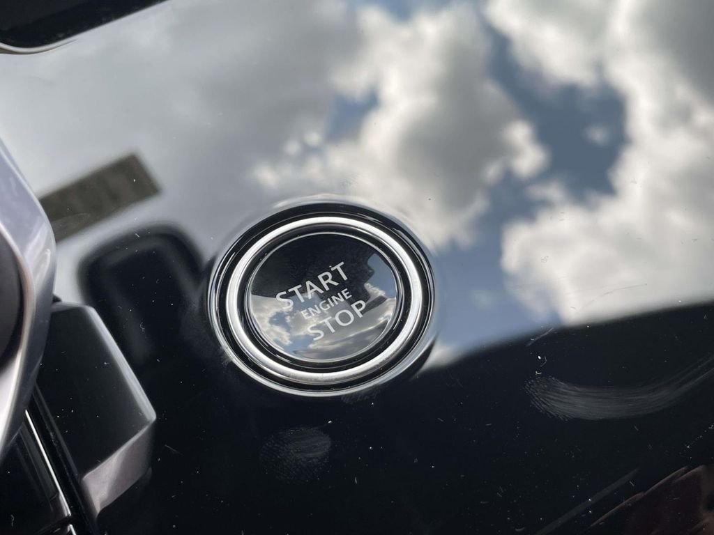 New 2026 Santorini Black Land Rover Dynamic SE image 38