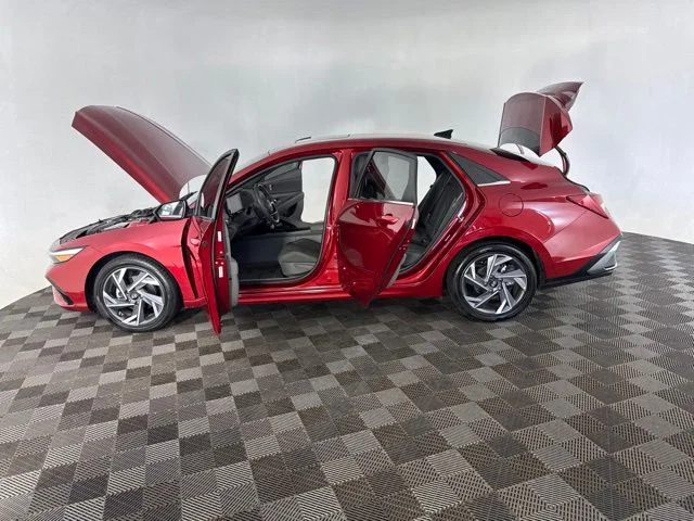 Used 2025 Red Hyundai SEL Convenience image 12