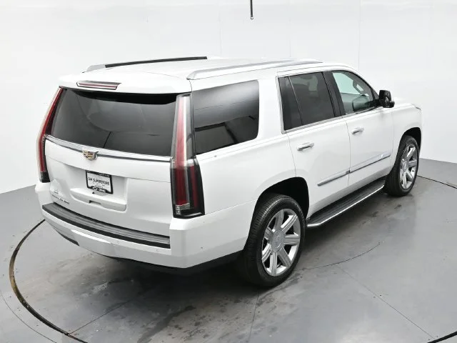 Used 2018 CRYSTAL WHITE TRICOAT Cadillac Luxury image 40