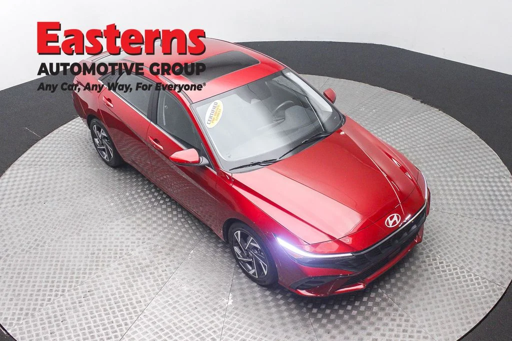 Used 2025 Red Hyundai SEL Convenience image 3