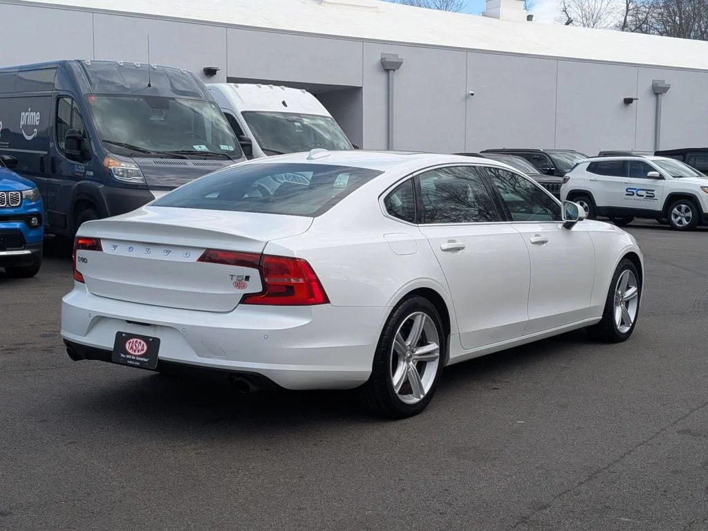 Used 2018 White Volvo T5 Momentum image 3