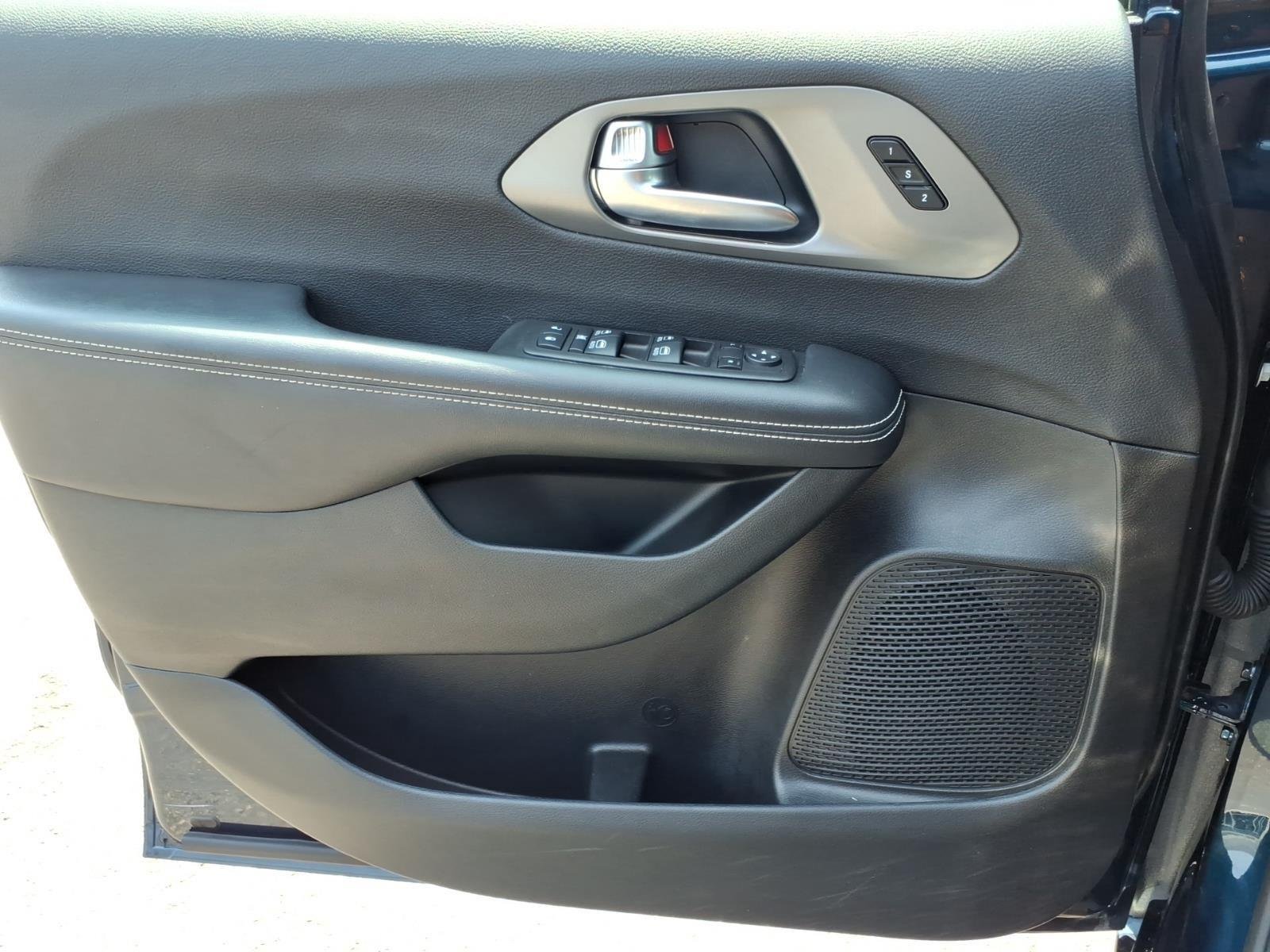 Used 2025 Fathom Blue Pearlcoat Chrysler Select image 27