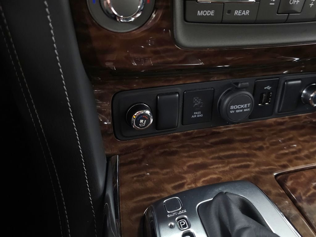 Used 2020 Super Black Nissan Platinum image 30