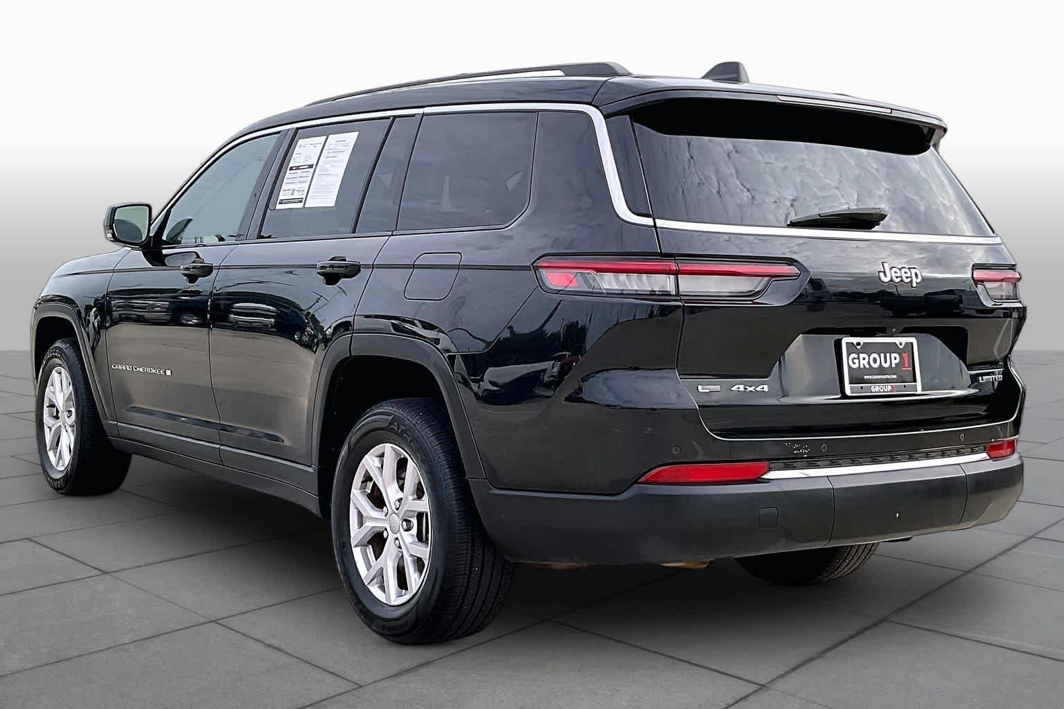 Used 2022 Diamond Black Crystal Pearlcoat Jeep Limited image 12