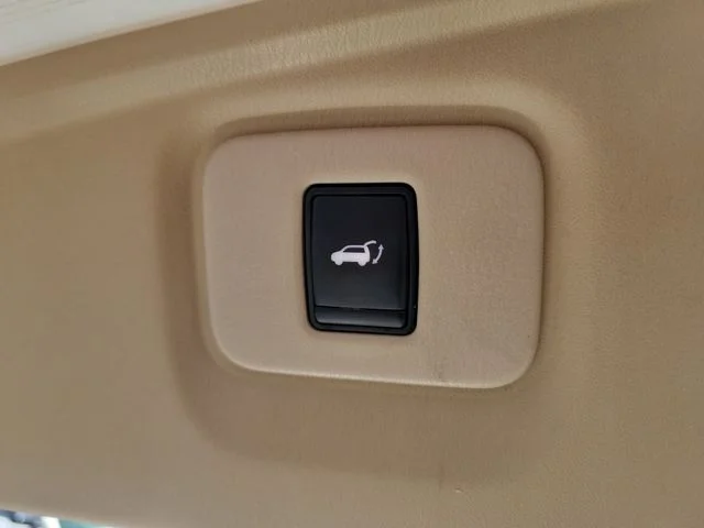 Used 2019 White Nissan Platinum image 9