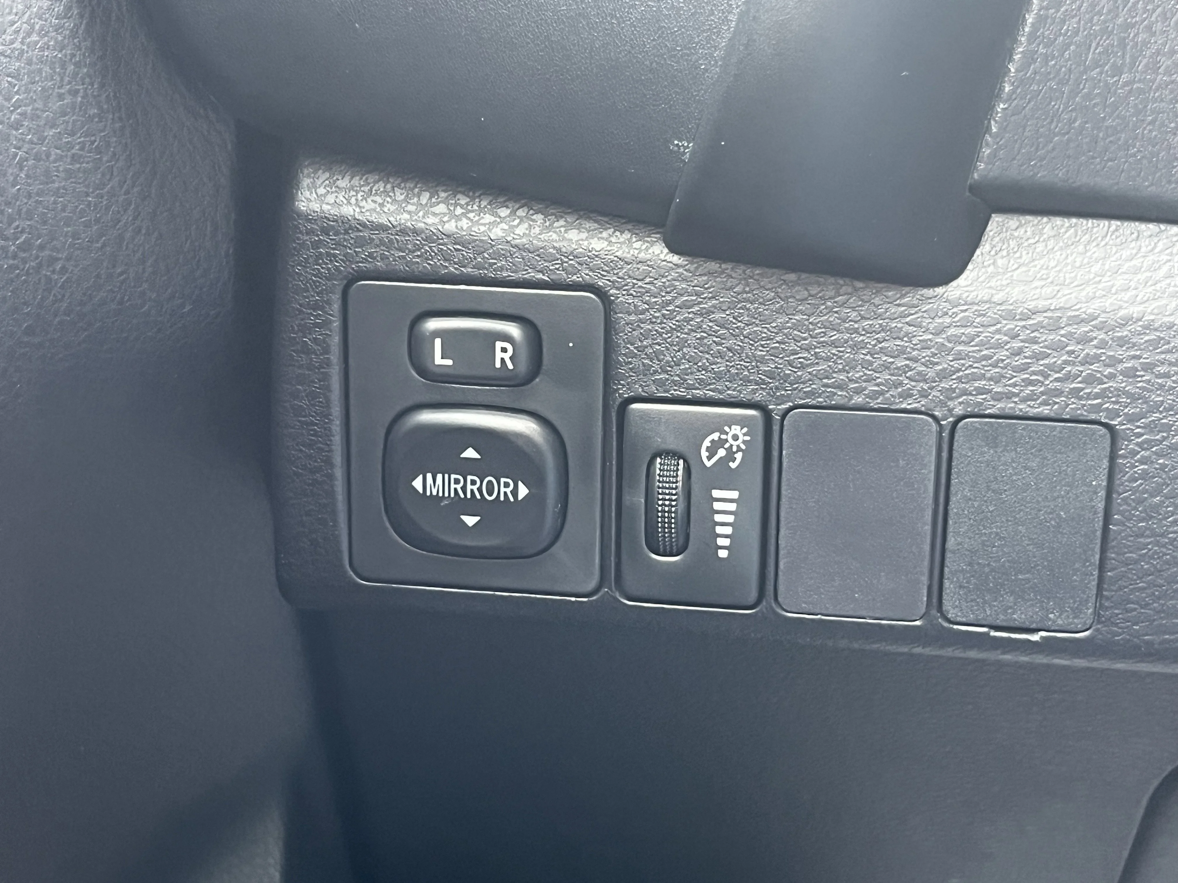 Used 2018 Classic Silver Metallic Toyota SE image 35