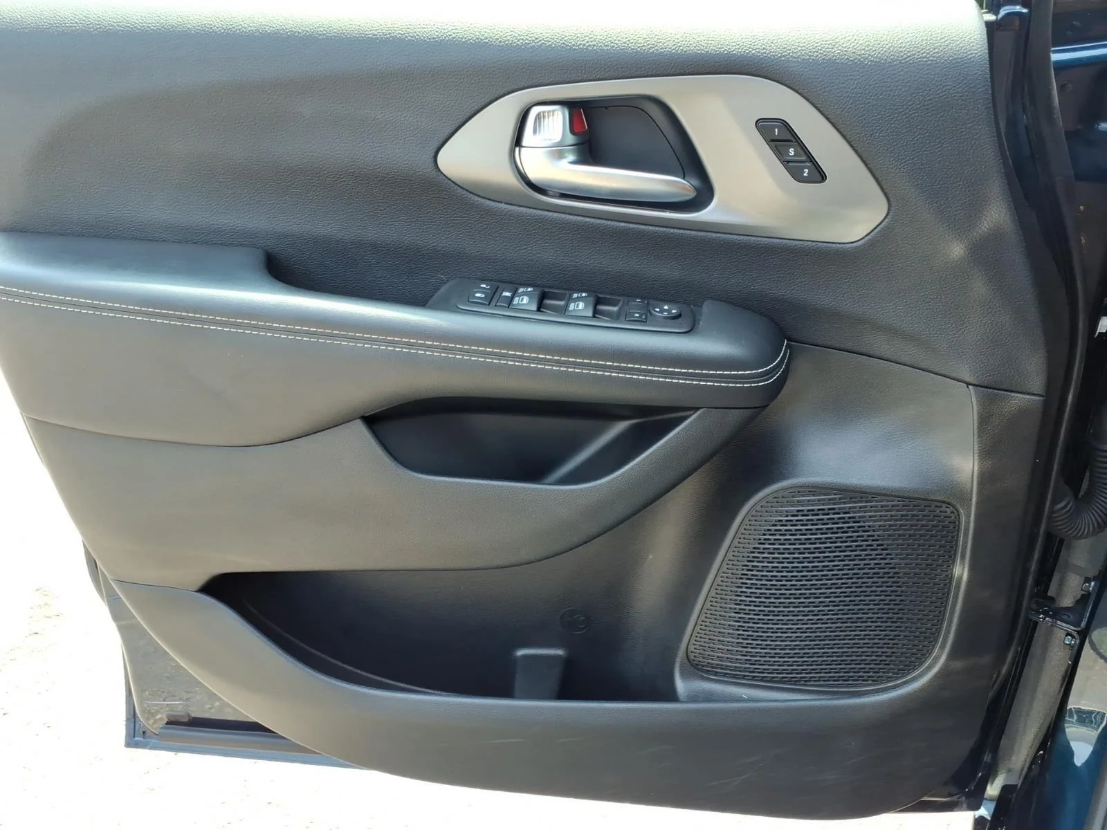 Used 2025 Fathom Blue Pearlcoat Chrysler Select image 27