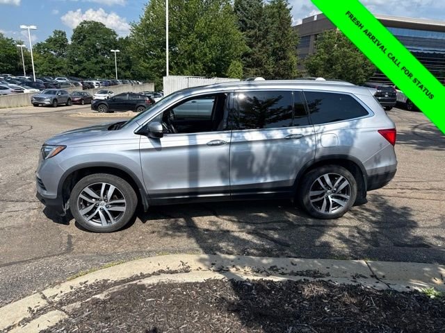 Used 2017 Lunar Silver Metallic Honda Touring image 2