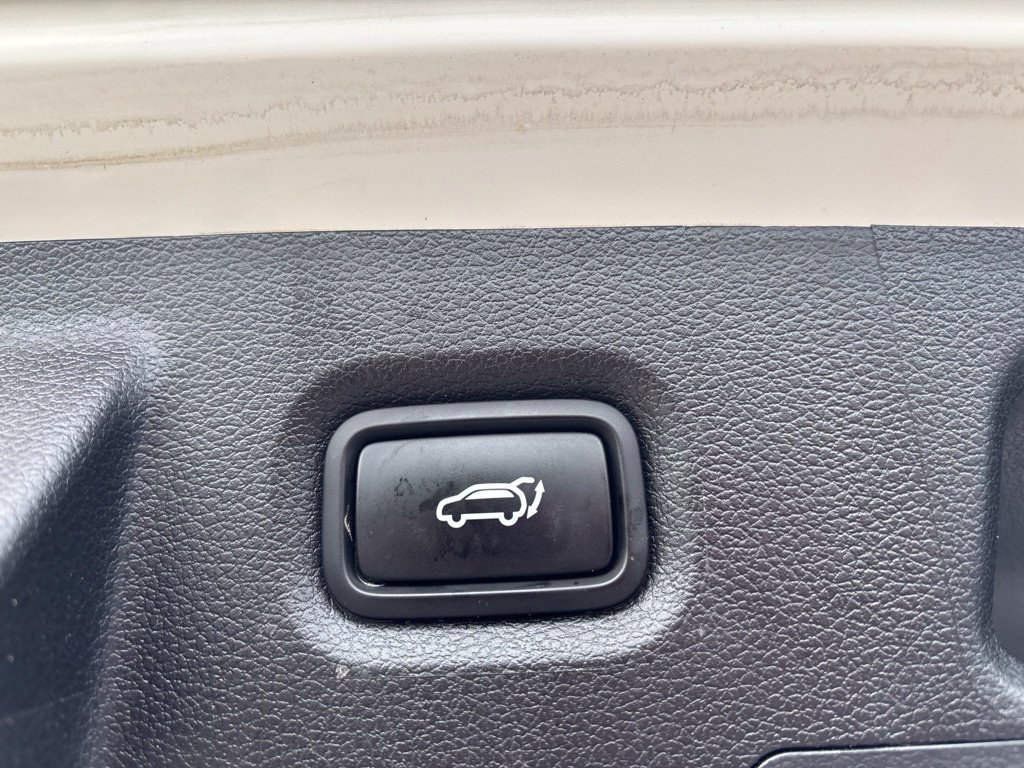 Used 2023 White Hyundai SEL image 19