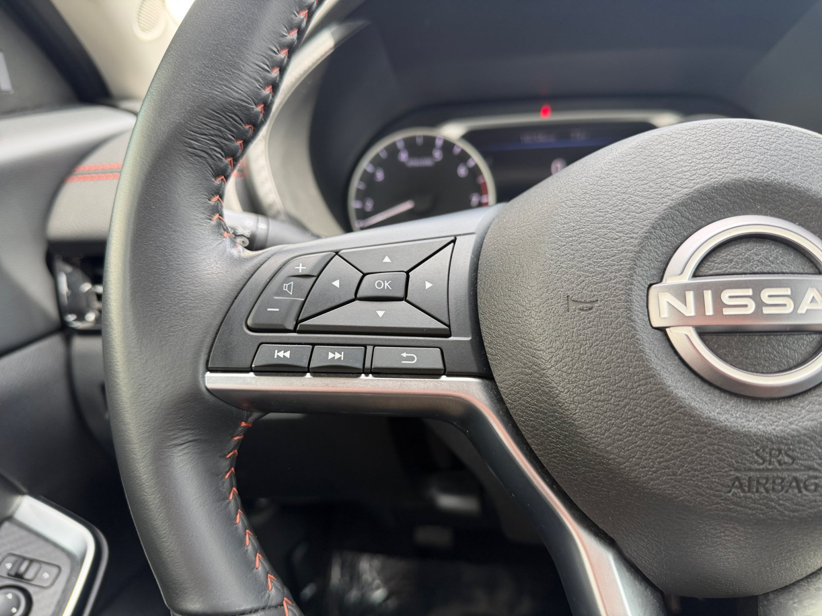 Used 2024 Aspen White Tricoat/Super Black Nissan SR image 11