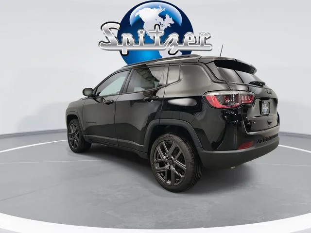 New 2026 Diamond Black Crystal Pearl-Coat Exterior Paint Jeep Limited image 7