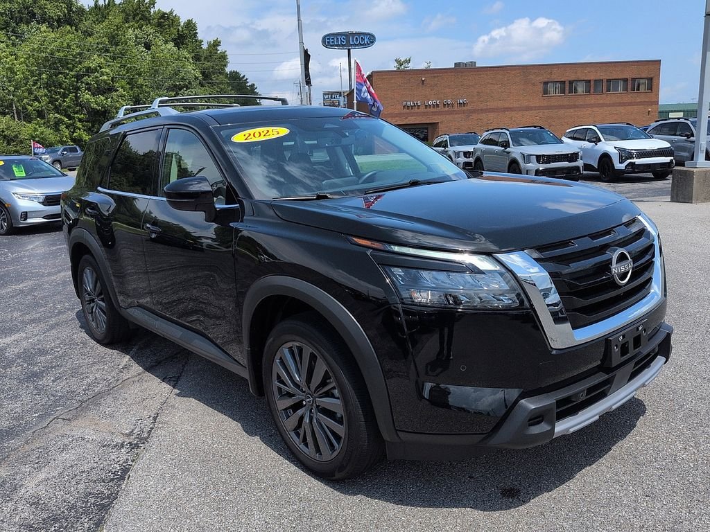 2025 Nissan Pathfinder SL 2WD's photo