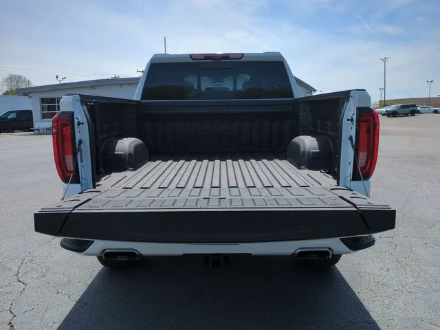 Used 2025 White GMC AT4 image 33