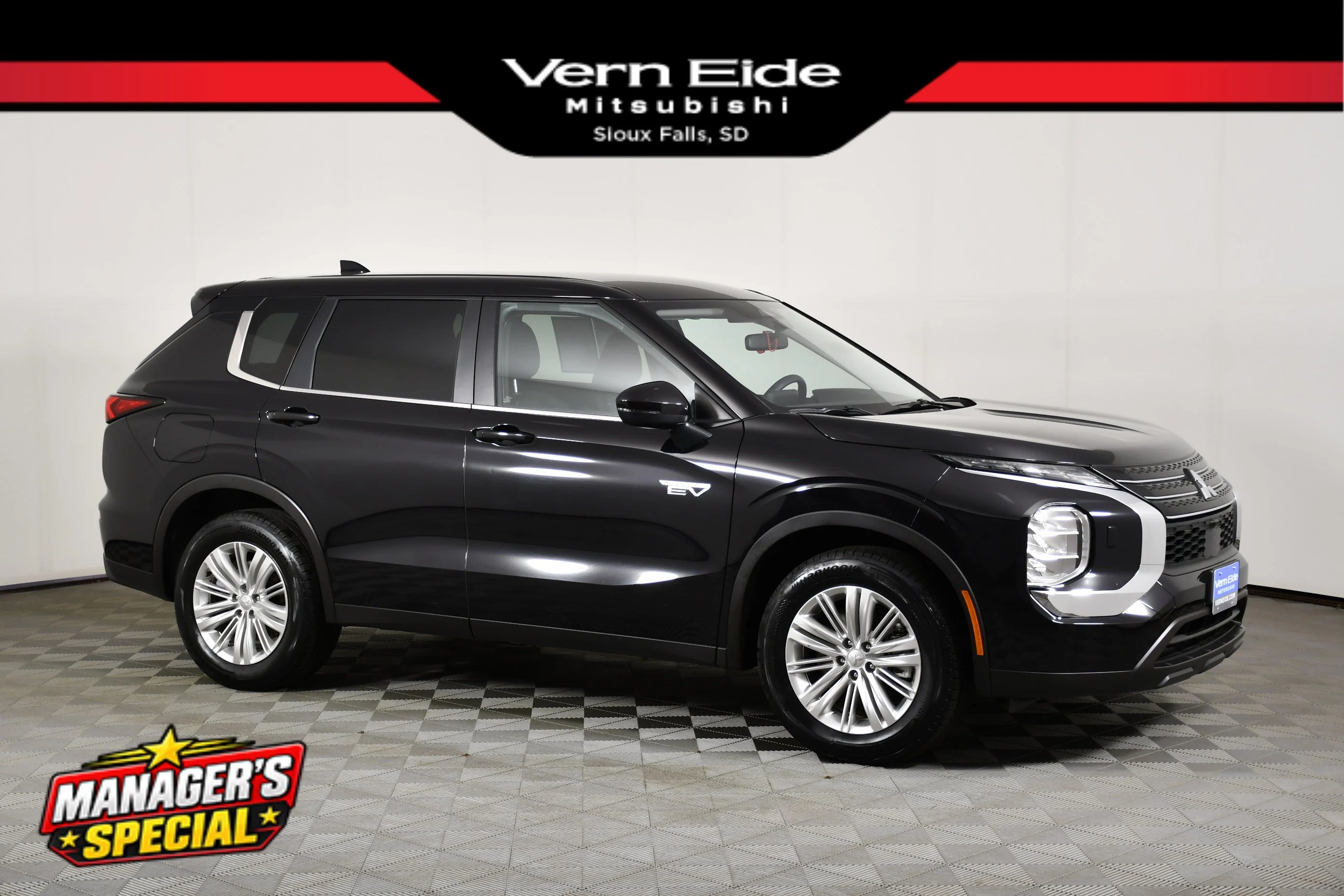 Certified Used 2025 Labrador Black Pearl Mitsubishi ES image 1