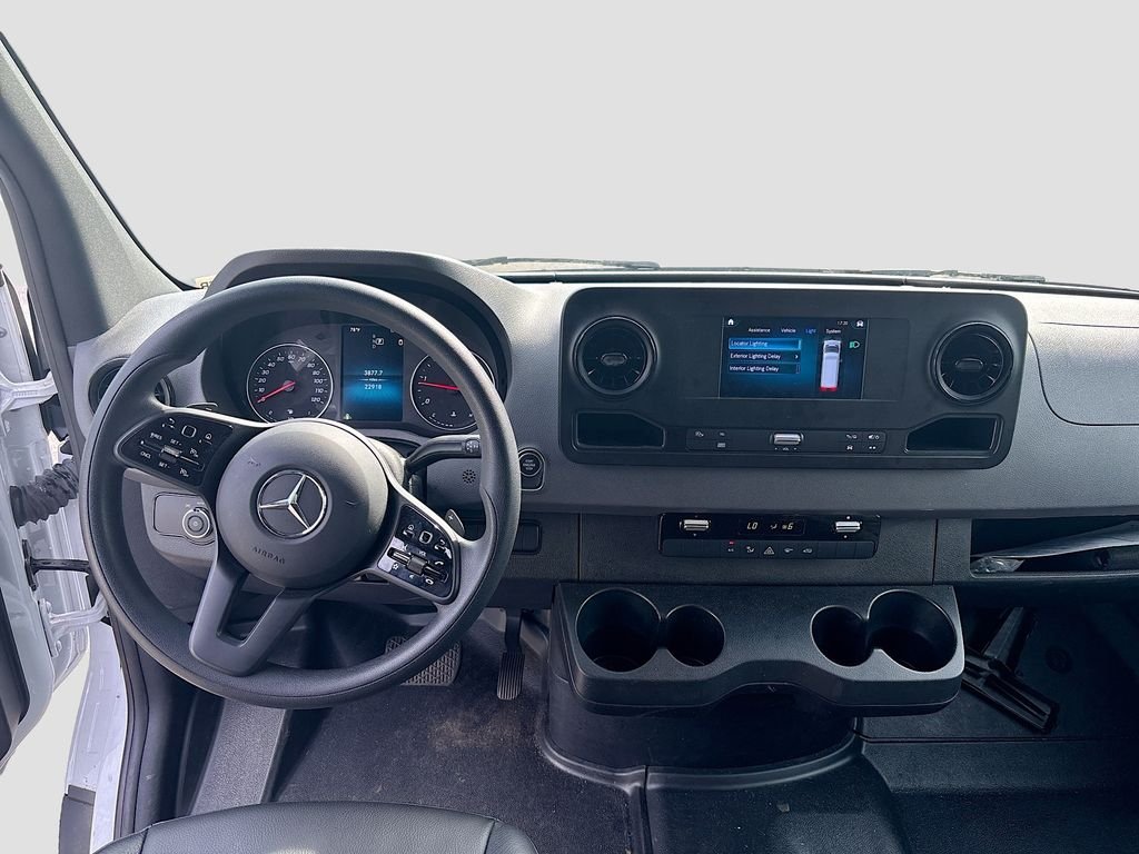 Used 2024  Mercedes-Benz Cargo 144 WB image 37