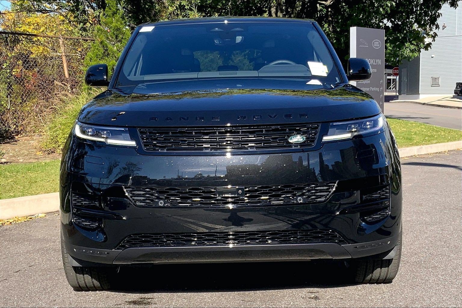 New 2027 Santorini Black Land Rover  SE P360 image 3