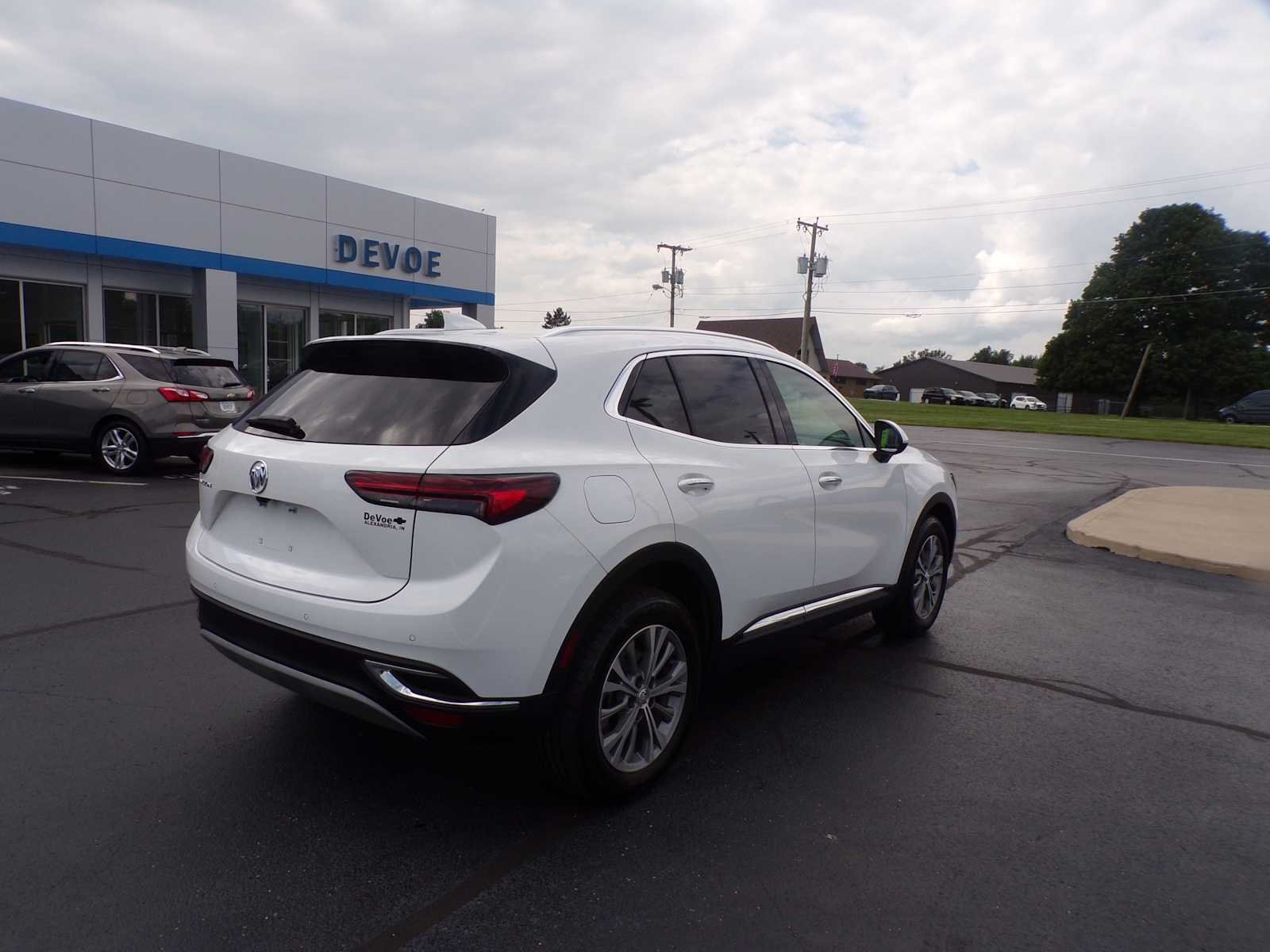 Used 2022 Summit White Buick Preferred image 3
