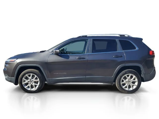 Used 2017 Granite Crystal Jeep Latitude image 4