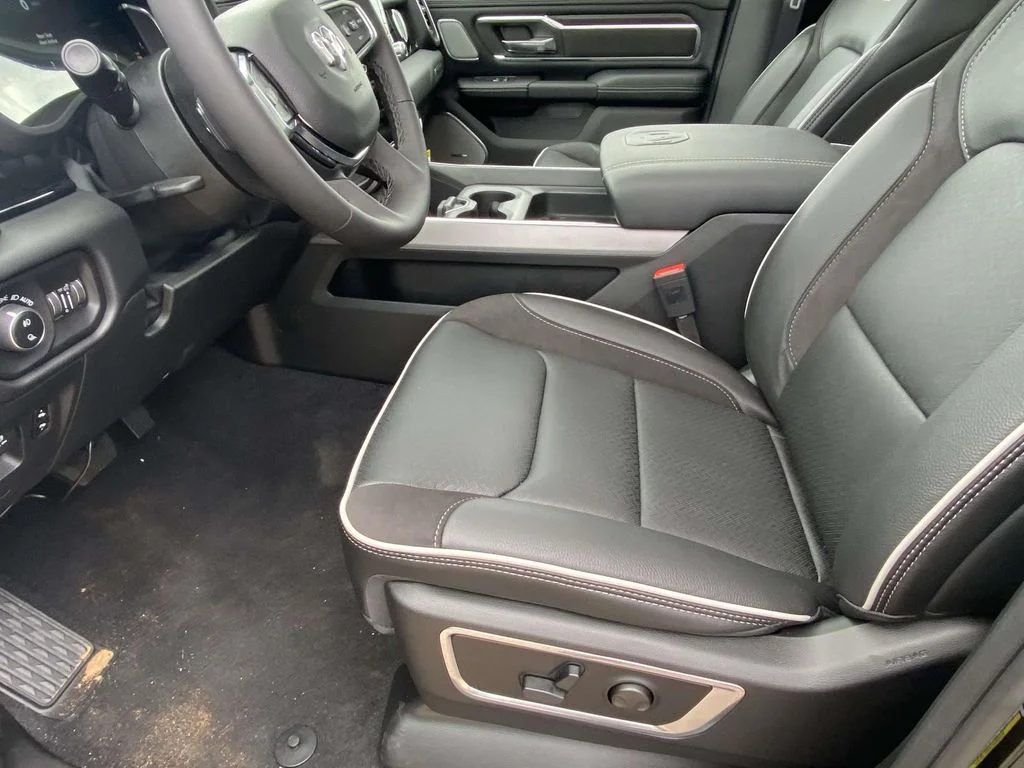 New 2026 Diamond Black Crystal Pearl-Coat Exterior Paint RAM Laramie image 11
