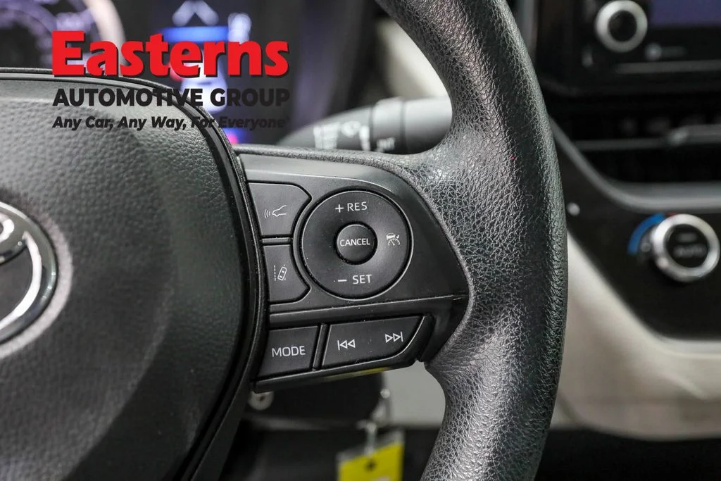 Used 2022 White Toyota LE image 16