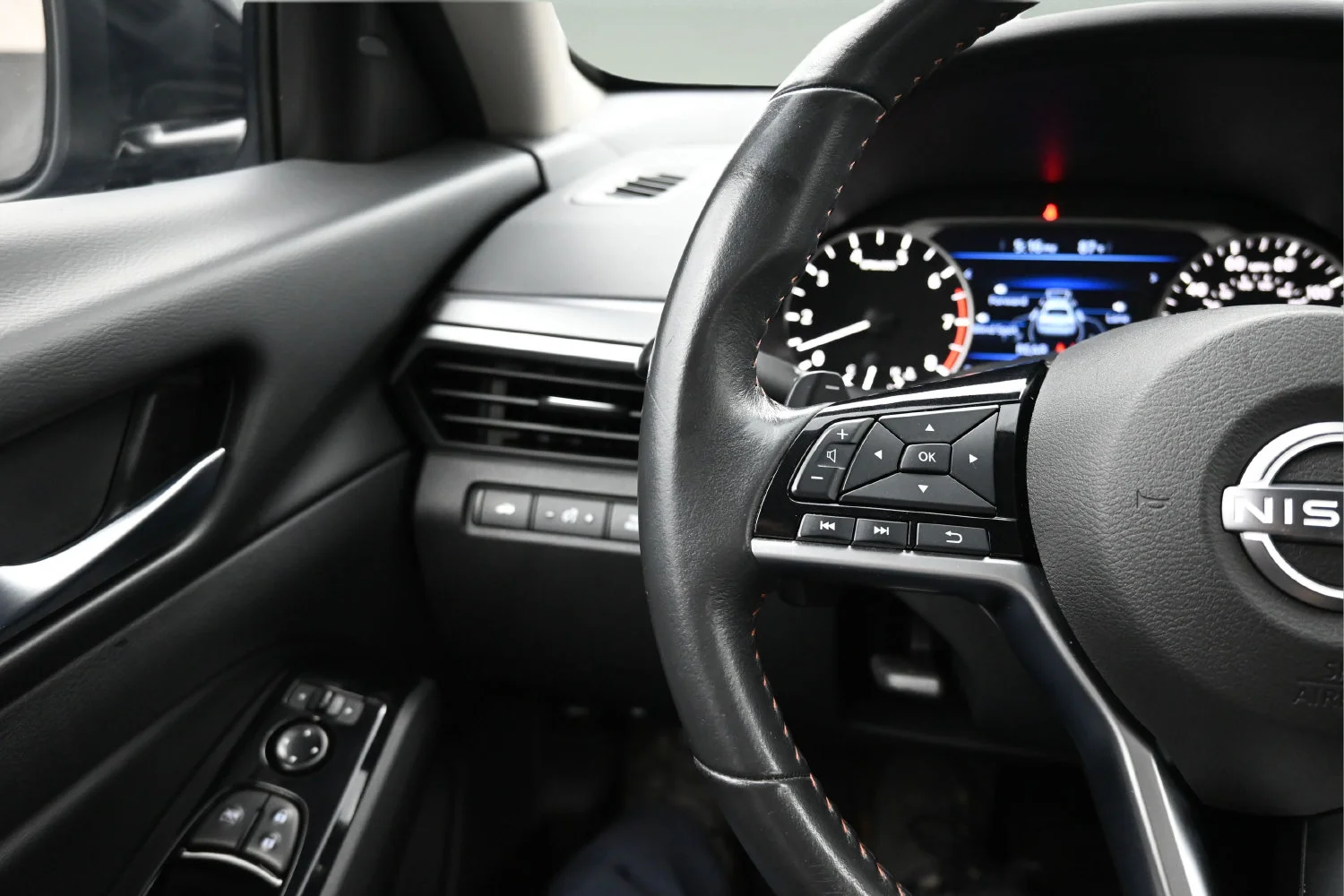 Used 2025 Black Nissan SR image 17